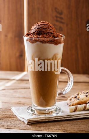 Café glacé avec du lait et de la crème glacée au chocolat Banque D'Images