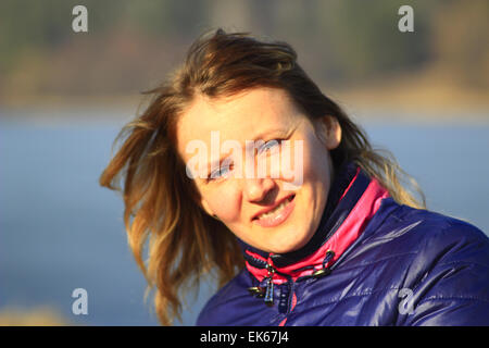 Portrait of modern blue-eyed smiling girl sympathique Banque D'Images