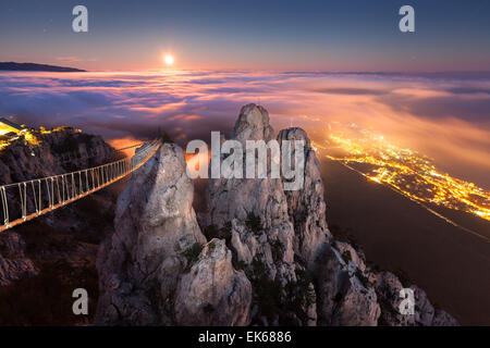 Beau paysage de nuit avec la pleine lune, la mer, les rochers et les nuages à l'automne. Ai-Petri de montagne. La nuit, la pleine lune. La Crimée Banque D'Images