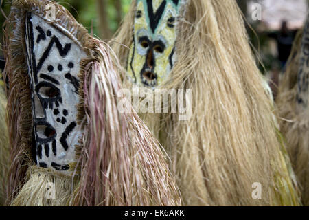 Dans la célébration de la visite inaugurale du navire de l'expédition australienne Orion, Utupua insulaires portaient des costumes traditionnels. Banque D'Images