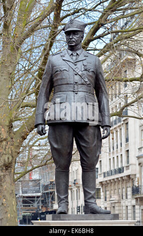 Londres, Angleterre, Royaume-Uni. Portland Place. Statue (2000) Hiver : la foi du Général Wladyslaw Sikorski (1881-1943 ; Premier Ministre du Banque D'Images