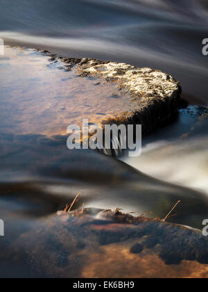 Les roches dans la rivière Swale, Richmond, North Yorkshire Banque D'Images