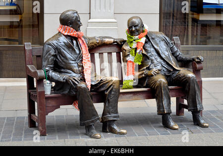 Londres, Angleterre, Royaume-Uni. Statue de bronze au Old Bond Street - 'alliés' (Lawrence Holofcener - 1995) Winston Churchill et Roosevelt Banque D'Images