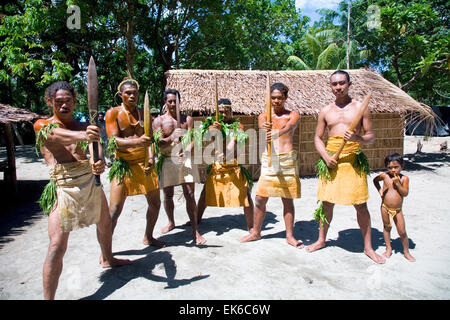 Dans la célébration de la visite inaugurale du navire de l'expédition australienne Orion, Utupua insulaires portaient des costumes traditionnels. Banque D'Images