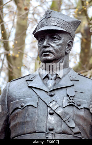 Londres, Angleterre, Royaume-Uni. Portland Place. Statue (2000) Hiver : la foi du Général Wladyslaw Sikorski (1881-1943 ; Premier Ministre du Banque D'Images