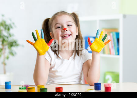 Ses mains peinture enfant mignon Banque D'Images