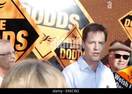 Newtown, UK. 7 avril, 2015. Vice-premier ministre et leader de la lib Dems, Nick Clegg, lors de sa visite à Newtown dans le Montgomeryshire circonscription dans le cadre de sa campagne pour les votes dans l'élection générale, au Royaume-Uni. Crédit : Jon Freeman/Alamy Live News Banque D'Images