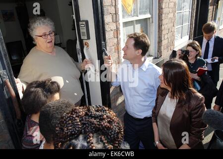 Newtown, UK. 7 avril, 2015. Vice-premier ministre et leader de la lib Dems, Nick Clegg, lors de sa visite à Newtown dans le Montgomeryshire circonscription dans le cadre de sa campagne pour les votes dans l'élection générale, au Royaume-Uni. Crédit : Jon Freeman/Alamy Live News Banque D'Images