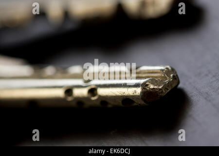 Macro Shot of Conceptual clés de maison sur le dessus de table en bois Banque D'Images