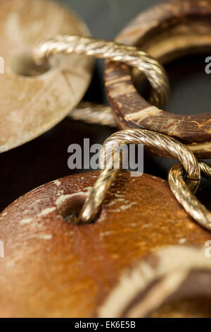 Rayé et terni vieux bijoux argent avec deux disques plats encadrant un anneau suspendu sur un lien chaîne ovale, vue en gros Banque D'Images