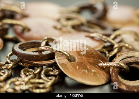 Rayé et terni vieux bijoux argent avec deux disques plats encadrant un anneau suspendu sur un lien chaîne ovale, vue en gros Banque D'Images