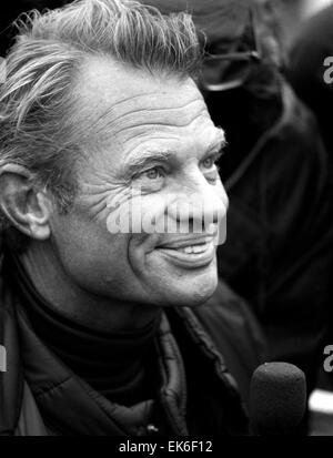 AJAXNETPHOTO. - 29ème mars, 1982. GOSPORT, ENGLAND. WHITBREAD - WORLD RACE - GAGNANT GLOBAL FLYER SKIPPER CORNELIS VAN RIETSCHOTEN photographié à bord du yacht de luxe à l'arrivée. PHOTO:JONATHAN EASTLAND/AJAX REF:8229034 14 Banque D'Images