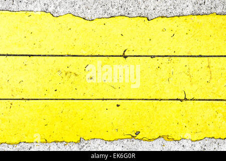 Ligne jaune sur une surface en pierre Banque D'Images