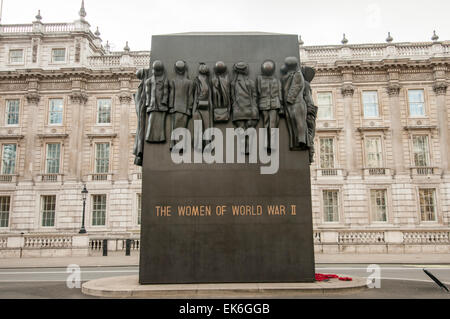 Monument à la femme de la deuxième guerre mondiale par John W. Mills (b.1933). Whitehall, Londres. Banque D'Images