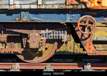 La rouille et la suspension de roue sur un ancien wagon de chemin de fer abandonnée ad, Ayrshire, Scotland, UK Banque D'Images