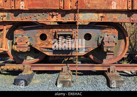 La rouille et la suspension de roue sur un ancien wagon de chemin de fer abandonnée ad, Ayrshire, Scotland, UK Banque D'Images