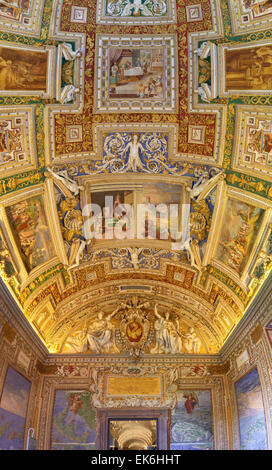 Armoiries du pape Grégoire XIII et fresques dans la galerie des cartes au Musée du Vatican. Banque D'Images