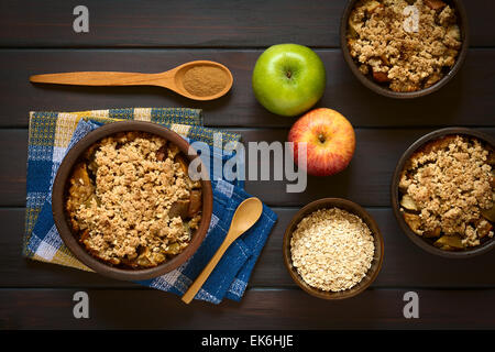 Coup de frais généraux trois bols rustiques de crumble pommes cuites ou crisp Banque D'Images