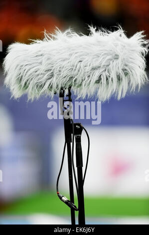 Gros et poilu sport professionnel microphone sur terrain de sport Banque D'Images