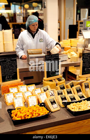 Vente de fromages dans le personnel de fabrication de fromage, Wensleydale Creamery, Hawes, Yorkshire Dales England UK Banque D'Images