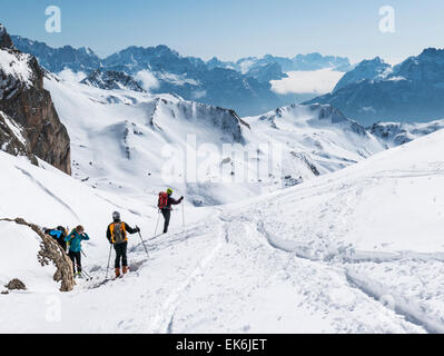 Randonneurs près du Rifugio Fuciade, Pale di San Martino, Dolomites, Alpes, Italie Banque D'Images