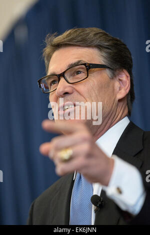 L'ancien gouverneur du Texas, et potentiel candidat présidentiel républicain Rick Perry donne une politique étrangère à l'adresse collège militaire de La Citadelle le 6 avril 2015, à Charleston, Caroline du Sud. Banque D'Images