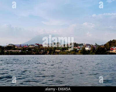 Le lac Kivu à Goma, province du Nord-Kivu ; Mount Nyriagongo volcan de la distance ; République démocratique du Congo ( RDC ) Afrique Banque D'Images