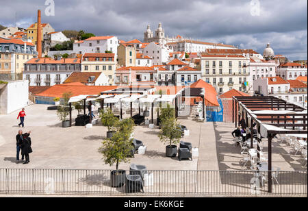 Lisbonne Portugal CAFÉ AVEC UNE VUE SUR LA CATHÉDRALE ET À L'ARRIÈRE-PLAN Banque D'Images