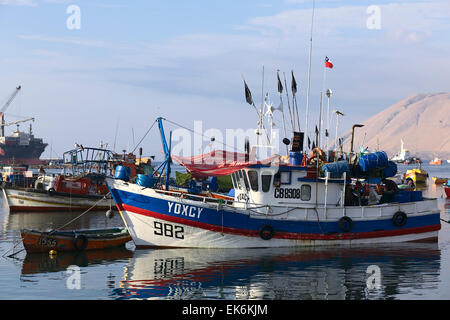 IQUIQUE, CHILI - 22 janvier 2015 : bateau de pêche en bois coloré le long de la côte du Pacifique d'ancrage Banque D'Images