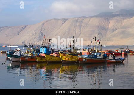 IQUIQUE, CHILI - 22 janvier 2015 : bateaux de pêche en bois coloré le long de la côte du Pacifique d'ancrage Banque D'Images