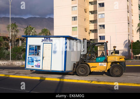 IQUIQUE, CHILI - 22 janvier 2015 : petit stand d'être levé avec un chariot élévateur sur Arturo Prat Chacón avenue Banque D'Images