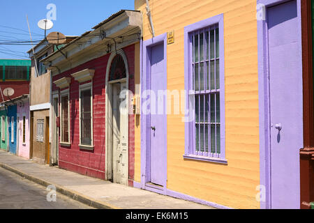 IQUIQUE, CHILI - le 4 février 2015 : les maisons en bois peintes de couleurs vives sur l'Ingeniero Hyatt street Banque D'Images