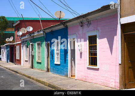 IQUIQUE, CHILI - 4 février, 2015 : rangée de maisons en bois peintes de couleurs vives sur l'Ingeniero Hyatt street Banque D'Images