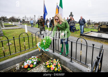 Republican Sinn Fein (RSF) commémorer tombé volontaires irlandais au cours de l'Insurrection de Pâques parade annuelle de commémoration, Belfast, Irlande du Nord. Banque D'Images