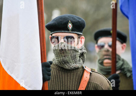 Des hommes masqués portant des grilles sur la bouche, des lunettes et des bérets noirs drapeaux attente au cours d'une commémoration Républicaine Irlandaise Banque D'Images