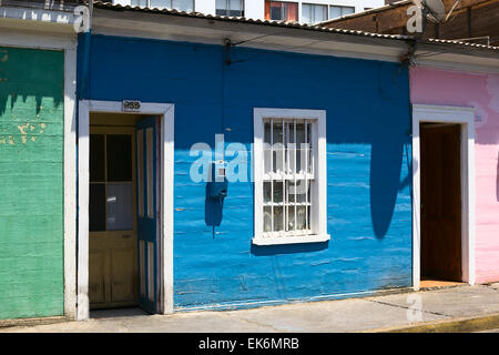 IQUIQUE, CHILI - 4 février, 2015 : rangée de maisons en bois peintes de couleurs vives sur l'Ingeniero Hyatt street Banque D'Images