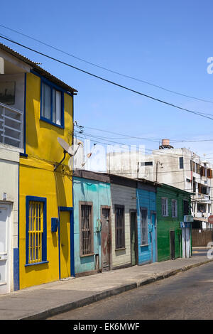 IQUIQUE, CHILI - 4 février, 2015 : rangée de maisons en bois peintes de couleurs vives sur la rue Wilson Banque D'Images