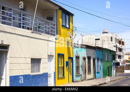 IQUIQUE, CHILI - 4 février, 2015 : rangée de maisons en bois peintes de couleurs vives sur la rue Wilson Banque D'Images