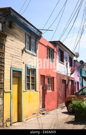 IQUIQUE, CHILI - le 4 février 2015 : les maisons en bois peintes de couleurs vives sur la rue Pedro Lagos le 4 février 2015 à Iquique, Chili Banque D'Images