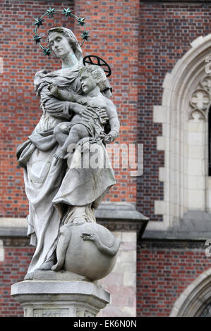 Vierge à l'enfant Statue en place de la cathédrale de Wroclaw Banque D'Images