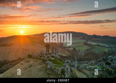 Lever du soleil sur les ruines du château de Corfe emblématique dans le Dorset Banque D'Images