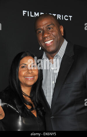 LOS ANGELES, CA - le 18 mars 2013 : Earvin Magic Johnson & femme Cookie au Los Angeles premiere de 'Olympus a baissé" au Dôme de Cinerama, Hollywood. Banque D'Images