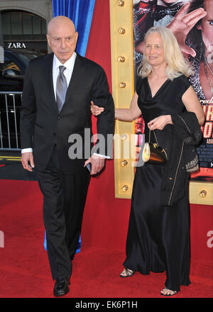 LOS ANGELES, CA - le 11 mars 2013 : Alan Arkin & femme lors de la première mondiale de son film 'The Incredible Burt Wonderstone" au Chinese Theatre, à Hollywood. Banque D'Images