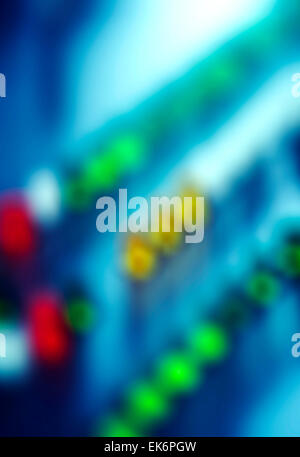 Résumé floue, out-of-focus voir des lumières et des commutateurs sur un châssis principal ordinateur. Banque D'Images
