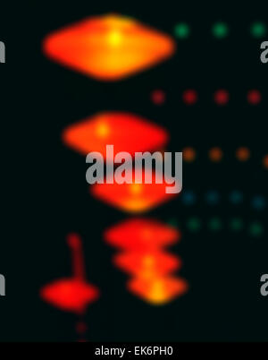 Résumé floue, out-of-focus vue d'orange plafond lumineux suspendus dans un hall de l'hôtel. Banque D'Images