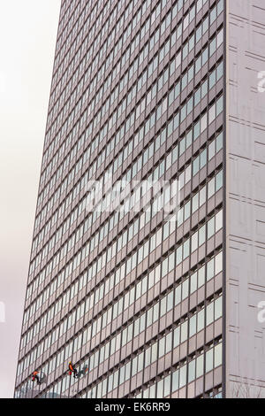 Manchester City Tower fenêtre Bloc de bureau de l'équipe de nettoyage Banque D'Images