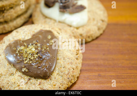 Biscuits recouverts de chocolat et crème Banque D'Images