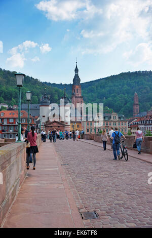 Pont sur la rivière et les touristes en été, ville européenne Heidelberg Banque D'Images