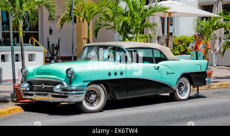 Vintage Austin a stationné à l'extérieur de l'hôtel Avalon sur Ocean Drive, Miami Beach, Floride, USA. Banque D'Images