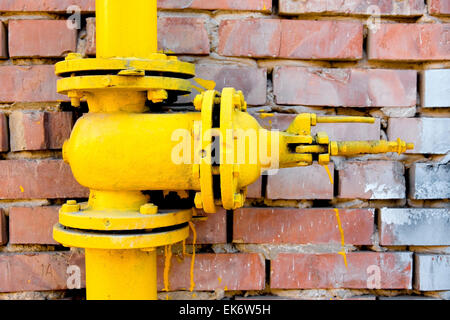 Libre de la vanne de gaz peint en couleur jaune Banque D'Images